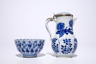 Une verseuse couverte mont&eacute;e d'argent, une tasse et soucoupe et trois coupes en porcelaine de Chine bleu et blanc, Kangxi