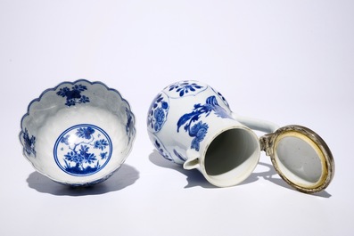 Une verseuse couverte mont&eacute;e d'argent, une tasse et soucoupe et trois coupes en porcelaine de Chine bleu et blanc, Kangxi