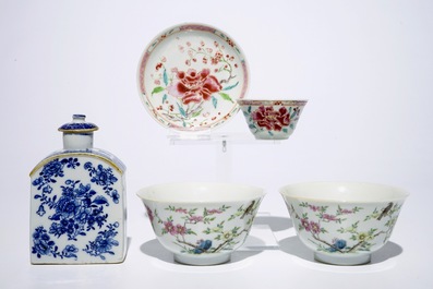 Een gevarieerd lot Chinees blauw-wit en famille rose porselein, Wanli, Kangxi en later