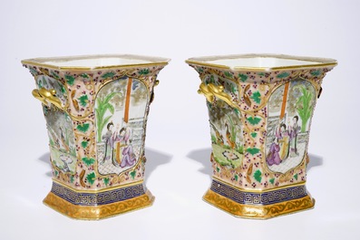 Une paire de pots &agrave; fleurs en porcelaine de Chine d'exportation famille rose, Qianlong