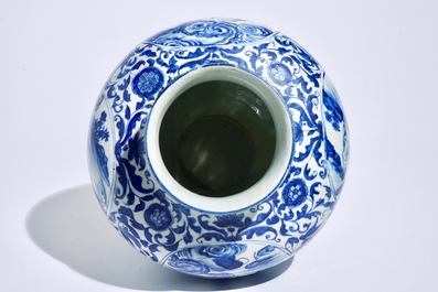 Een Chinese blauw-witte balustervaas met figuratieve medaillons, Ming, Wanli