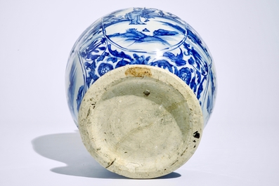 Een Chinese blauw-witte balustervaas met figuratieve medaillons, Ming, Wanli