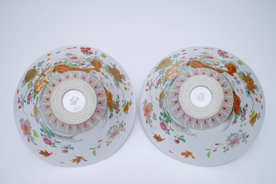 Une paire de bols en porcelaine de Chine famille rose de forme conique, 19&egrave;me