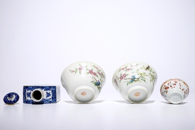 Een gevarieerd lot Chinees blauw-wit en famille rose porselein, Wanli, Kangxi en later