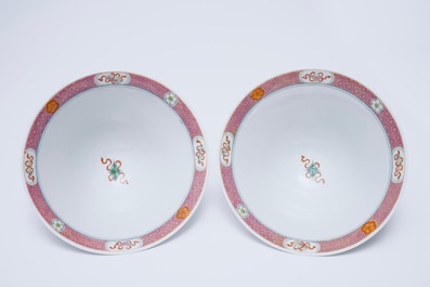 Une paire de bols en porcelaine de Chine famille rose de forme conique, 19&egrave;me