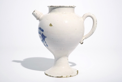 Une grande chevrette en fa&iuml;ence de Delft bleu et blanc "S. De Pomis Laxat", 18&egrave;me