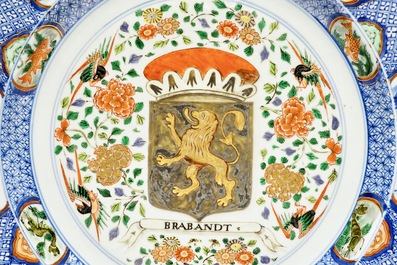 Un grand plat en porcelaine de Chine verte-imari aux armes de Brabandt, Kangxi/Yongzheng