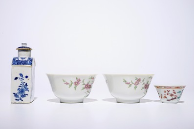 Een gevarieerd lot Chinees blauw-wit en famille rose porselein, Wanli, Kangxi en later