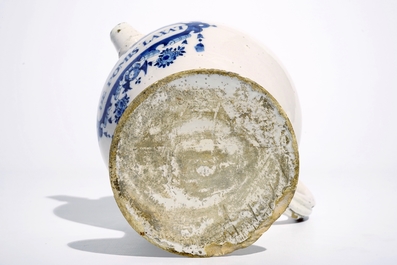 Une grande chevrette en fa&iuml;ence de Delft bleu et blanc "S. De Pomis Laxat", 18&egrave;me