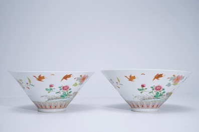 Une paire de bols en porcelaine de Chine famille rose de forme conique, 19&egrave;me