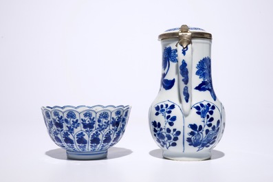 Une verseuse couverte mont&eacute;e d'argent, une tasse et soucoupe et trois coupes en porcelaine de Chine bleu et blanc, Kangxi