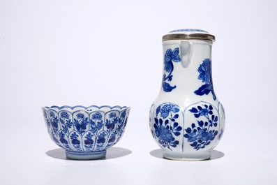 Une verseuse couverte mont&eacute;e d'argent, une tasse et soucoupe et trois coupes en porcelaine de Chine bleu et blanc, Kangxi