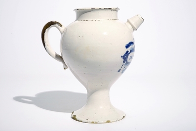 Une grande chevrette en fa&iuml;ence de Delft bleu et blanc "S. De Pomis Laxat", 18&egrave;me
