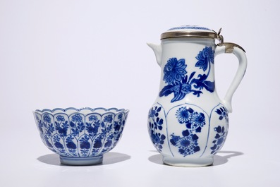 Une verseuse couverte mont&eacute;e d'argent, une tasse et soucoupe et trois coupes en porcelaine de Chine bleu et blanc, Kangxi