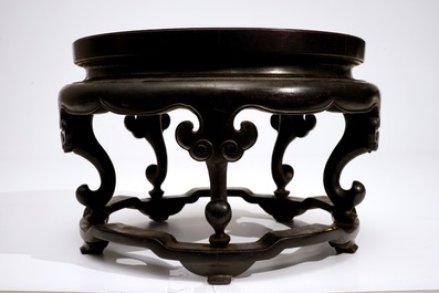 Une plaque en forme de lotus en porcelaine de Chine verte sur biscuit, mont&eacute;e dans un socle en bois sculpt&eacute;, Kangxi