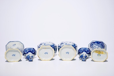 Une garniture de quatre vases en fa&iuml;ence de Delft bleu et blanc, 2&egrave;me moiti&eacute; du 18&egrave;me