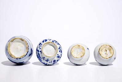 Quatre vases miniatures en fa&iuml;ence de Delft bleu et blanc, 17/18&egrave;me