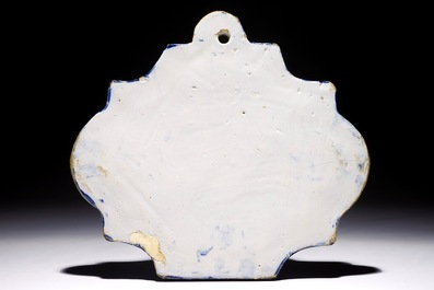 Une plaque en fa&iuml;ence de Delft bleu et blanc &agrave; d&eacute;cor armori&eacute; et inscrit "W. Lansheer", 1&egrave;re moiti&eacute; du 18&egrave;me