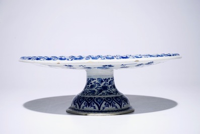 Un tazza en fa&iuml;ence de Delft bleu et blanc, vers 1700
