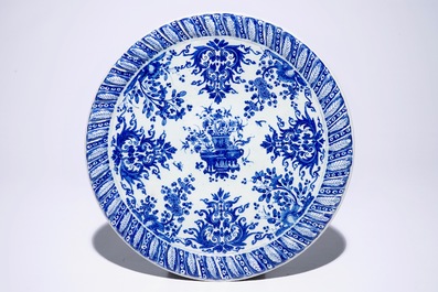 Un tazza en fa&iuml;ence de Delft bleu et blanc, vers 1700