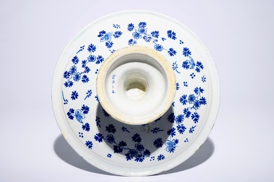 Un tazza en fa&iuml;ence de Delft bleu et blanc, vers 1700