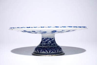 Un tazza en fa&iuml;ence de Delft bleu et blanc, vers 1700