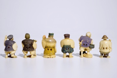 Een lot van zes polychrome Japanse ivoren netsuke, Taisho, 2e kwart 20e eeuw, gesigneerd