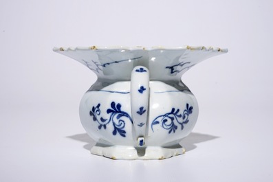 Un cr&acirc;choir en fa&iuml;ence de Delft bleu et blanc, 18&egrave;me