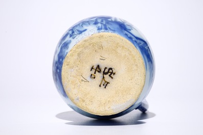 Un pichet en fa&iuml;ence de Delft bleu et blanc &agrave; d&eacute;cor chinoiserie, 17&egrave;me