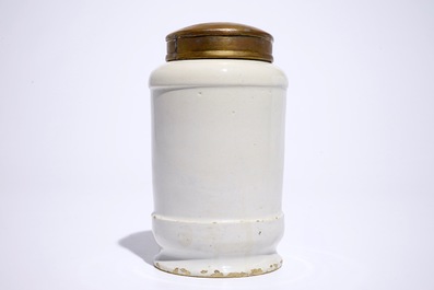 Un pot de pharmacie en fa&iuml;ence de Delft polychrome de forme albarello, 18&egrave;me
