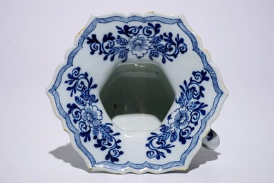 Un cr&acirc;choir en fa&iuml;ence de Delft bleu et blanc, 18&egrave;me