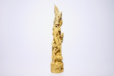 Een grote Chinese ivoren figuur van Guanyin met inlegwerk, 19e eeuw