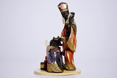 Een polychrome Japanse ivoren okimono van dames bij een cadeau, Meiji, begin 20e eeuw