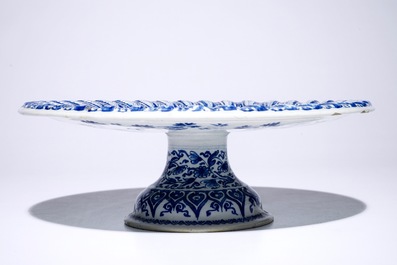 Un tazza en fa&iuml;ence de Delft bleu et blanc, vers 1700