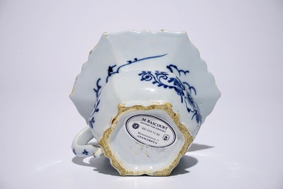 Un cr&acirc;choir en fa&iuml;ence de Delft bleu et blanc, 18&egrave;me