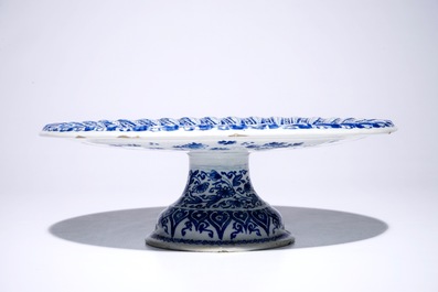 Un tazza en fa&iuml;ence de Delft bleu et blanc, vers 1700