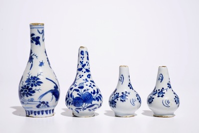 Quatre vases miniatures en fa&iuml;ence de Delft bleu et blanc, 17/18&egrave;me