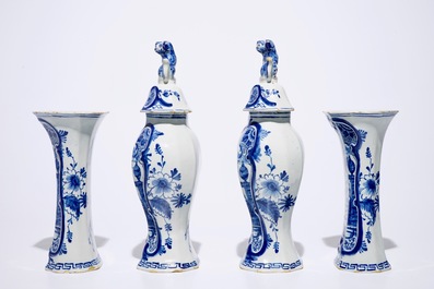 Une garniture de quatre vases en fa&iuml;ence de Delft bleu et blanc, 2&egrave;me moiti&eacute; du 18&egrave;me