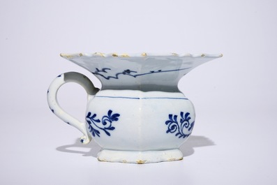 Un cr&acirc;choir en fa&iuml;ence de Delft bleu et blanc, 18&egrave;me
