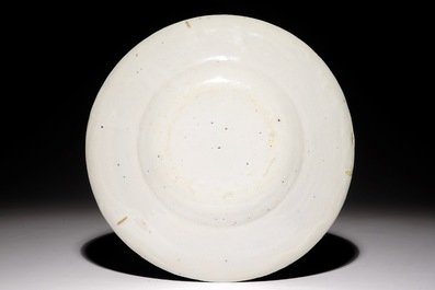 Une assiette armori&eacute;e en fa&iuml;ence de Delft bleu et blanc &agrave; d&eacute;cor d'un putto, 17&egrave;me