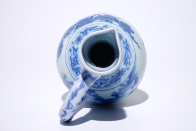 Un pichet en fa&iuml;ence de Delft bleu et blanc &agrave; d&eacute;cor chinoiserie, 17&egrave;me