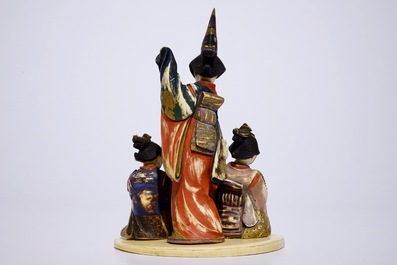 Een polychrome Japanse ivoren okimono van dames bij een cadeau, Meiji, begin 20e eeuw