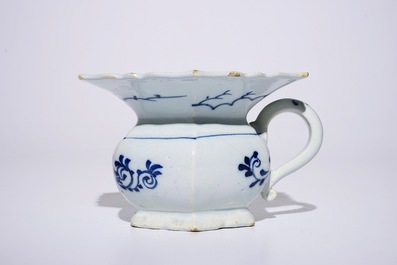 Un cr&acirc;choir en fa&iuml;ence de Delft bleu et blanc, 18&egrave;me
