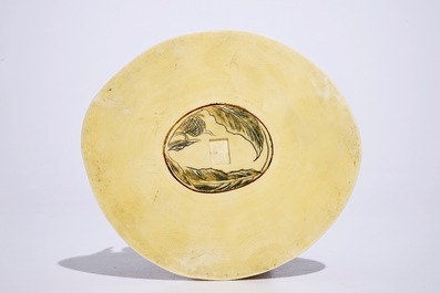 Een polychrome Japanse ivoren okimono van dames bij een cadeau, Meiji, begin 20e eeuw