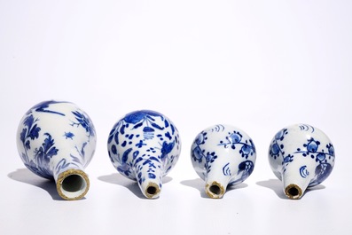 Quatre vases miniatures en fa&iuml;ence de Delft bleu et blanc, 17/18&egrave;me