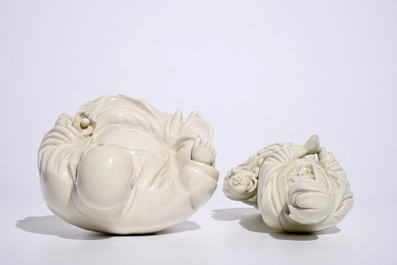 Un mod&egrave;le d'une Guanyin avec enfant et un Bouddha en blanc de Chine de Dehua, 18/19&egrave;me
