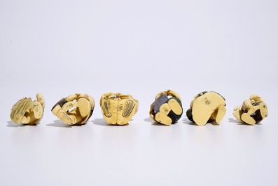 Een lot van zes polychrome Japanse ivoren netsuke, Taisho, 2e kwart 20e eeuw, gesigneerd