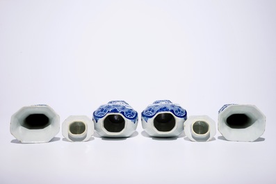 Une garniture de quatre vases en fa&iuml;ence de Delft bleu et blanc, 2&egrave;me moiti&eacute; du 18&egrave;me