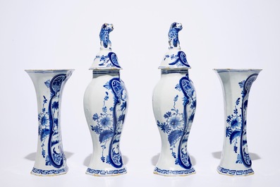 Une garniture de quatre vases en fa&iuml;ence de Delft bleu et blanc, 2&egrave;me moiti&eacute; du 18&egrave;me