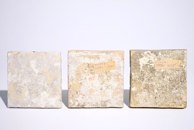 Drie Delftse tegels met polychroom vogeldecor en blauw-wit chinoiseriedecor, vroeg 17e eeuw